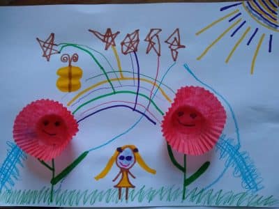 Ein Kinderbild mit Regenbogen und zwei lachenden Blumen
