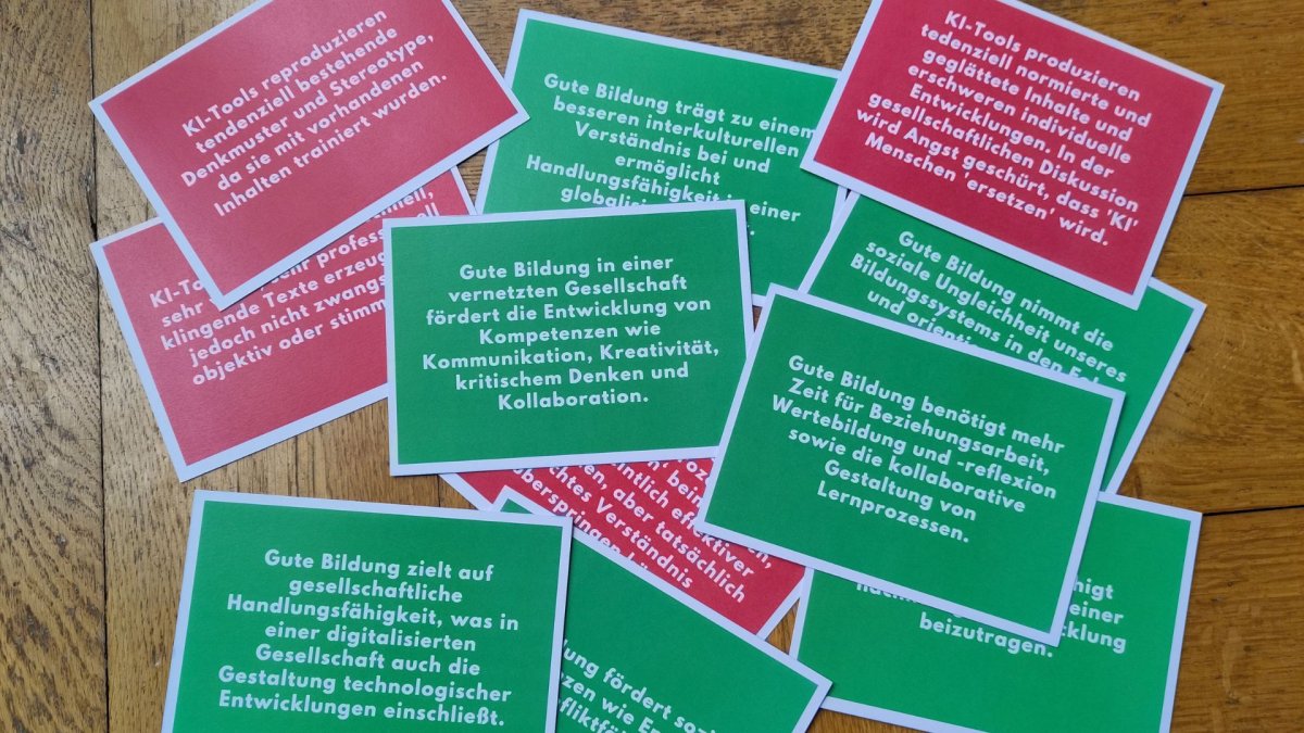 Ein paar der Widerspruchskarten liegen mit grüner oder roter Seite nach oben auf einem Tisch.